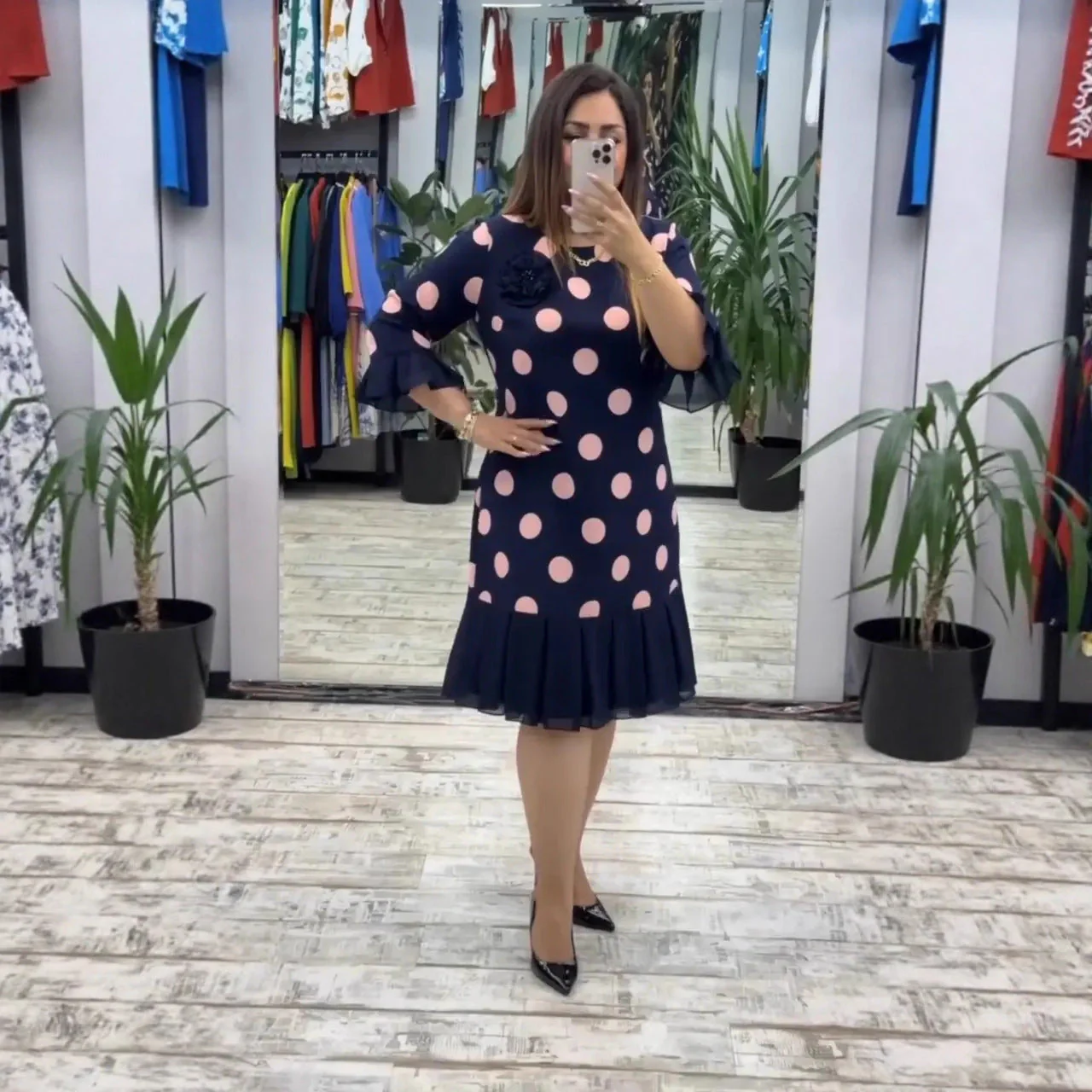 Casiva™ - Retro-inspiriertes Kleid mit Plisseerock und Ausgestellten Ärmelabschlüssen - Image 2